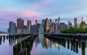 Спокойный город Бруклин на рассвете у воды, Нью Йорк