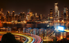 Вид на ночные небоскребы города Нью-Йорк у залива 