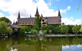 Красивый сказочный замок Равадиново у воды, Болгария