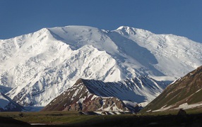 Вид на красивые заснеженные горы, Киргизия