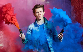 Актер Том Холланд с дымовыми шашками в руках