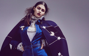 Актриса Александра Даддарио в накидке на сером фоне