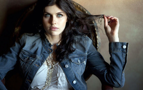 Актриса Александра Даддарио в джинсовой куртке сидит в кресле