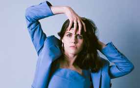 Актриса Александра Даддарио в пиджаке на сером фоне