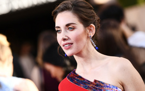 Актриса Элисон Бри в красивом платье