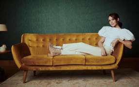 Актриса Элисон Бри лежит на диване