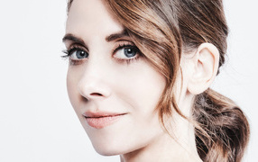 Актриса Элисон Бри лицо крупным планом