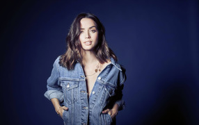 Актриса Ана де Армас в джинсовой куртке