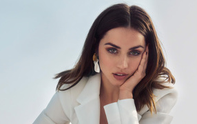 Actress Ana de Armas in a white jacket on a gray background