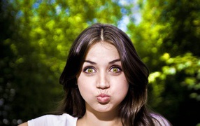 Актриса Ана де Армас надула щеки 