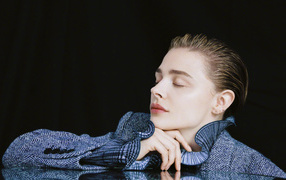 Актриса Хлоя Грейс Морец с закрытыми глазами