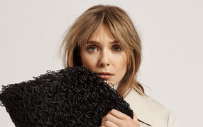 Актриса Элизабет Олсен на сером фоне