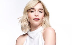 Актриса Эмилия Кларк в платье на белом фоне