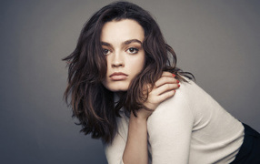 Актриса Эмма Маккей на сером фоне