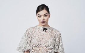 Актриса Хейли Стейнфилд в белом кружевном платье 