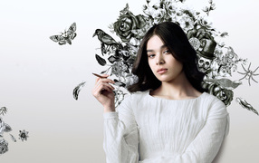 Актриса Хейли Стейнфилд на фоне рисунка на стене