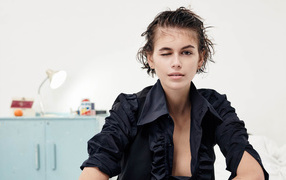 Актриса Кайя Гербер подмигивает глазом 