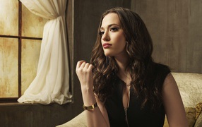 Актриса Кэт Деннингс в черном наряде в кресле