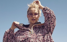 Актриса Кейт Хадсон в цветастой куртке на фоне неба