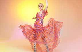 Актриса Кэтрин Макнамара в красивом платье на розовом фоне