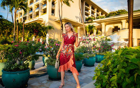 Актриса Катрина Боуден в платье на фоне дома