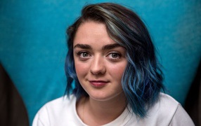 Актриса Мэйси Уильямс с голубыми волосами