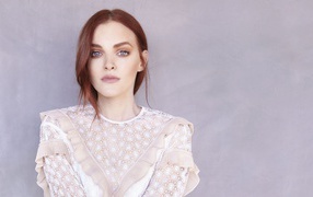 Актриса Мадлен Брюэр в белом платье на фоне стены