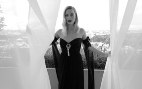 Actress Margot Robbie in a black dress on the balcony