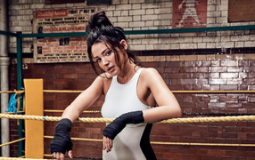 Актриса Мишель Киган на боксерском ринге