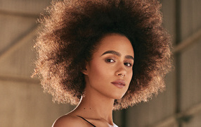 Актриса Натали Эммануэль с прической