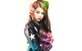 Актриса Никки Хан в черной куртке на белом фоне