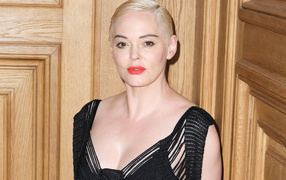 Актриса Роуз Макгоуэн с короткой стрижкой 