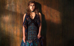 Актриса Сара Али Хан в платье у стены