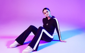 Актриса и певица Селена Гомез в костюме  PUMA 
