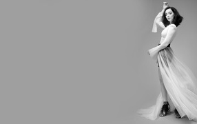 Американская актриса Эмма Дюмон в белом платье на сером фоне