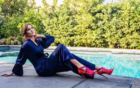 Американская актриса Эринн Хейс у бассейна