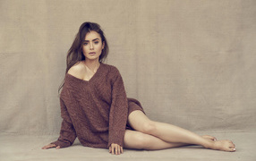 Американская актриса Лили Коллинз в свитере на полу