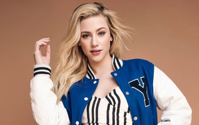 Американская актриса Лили Рейнхарт в спортивной куртке