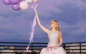 Американская актриса Мэг Доннелли с шариками в руке