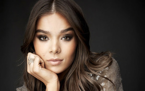 Американская актриса, модель Хейли Стейнфилд на сером фоне 