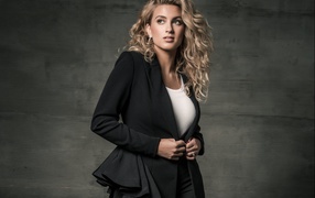 Американская певица Тори Келли в черном костюме