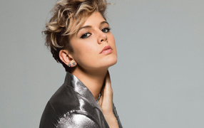 Австралийская актриса Betty Who на сером фоне