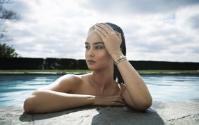 Австралийская актриса Кортни Итон в бассейне
