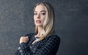 Австралийская актриса Марго Робби на сером фоне