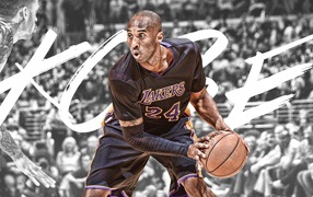 Баскетболист Коби Брайант с мячом на поле