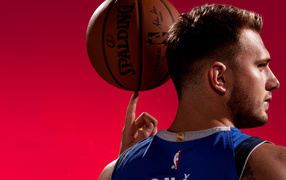 Баскетболист Лука Дончич с мячом на пальце