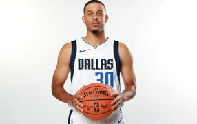 Баскетболист Сет Карри с мячом в руках на белом фоне