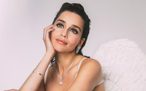 Красивая британская актриса Эмилия Кларк в белом платье 