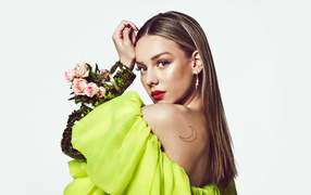 Красивая испанская актриса Эстер Экспосито с татуировкой