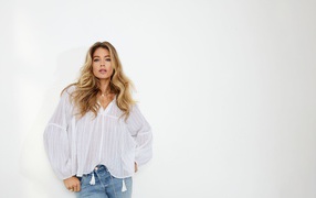 Красивая актриса Даутцен Крус на фоне серой стены